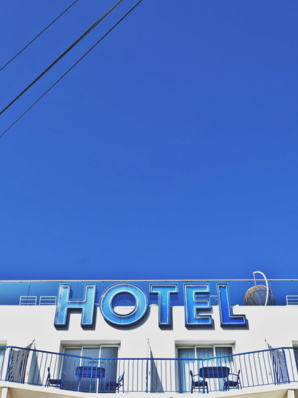 blue hotel bleu savoir-voir.com thomas pfister 2025 roter hydrant copyright savoir-voir thomas pfister 2025